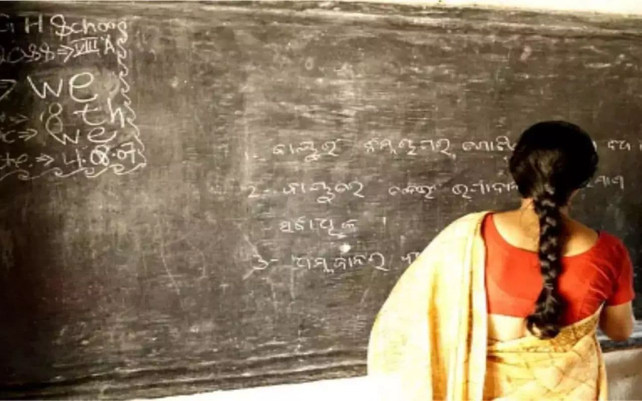 Bihar News: बक्सर में दो शिक्षिकाओं को सेवा मुक्त करने का जारी किया गया पत्र, बीडीओ की कार्रवाई से मचा हड़कंप