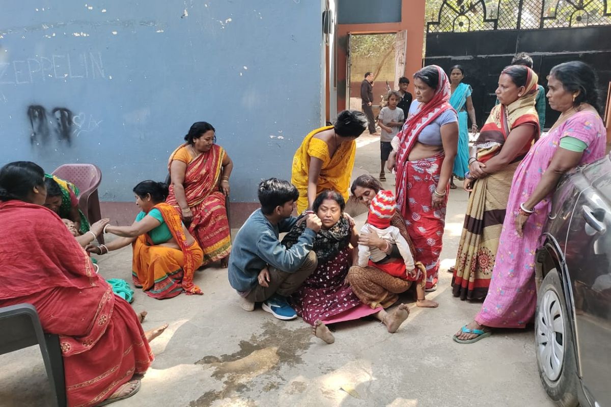 देवघर में प्रधानाध्यापक की बम से मारकर हत्या, जमीन विवाद में घटना को अंजाम देने की जतायी जा रही आशंका