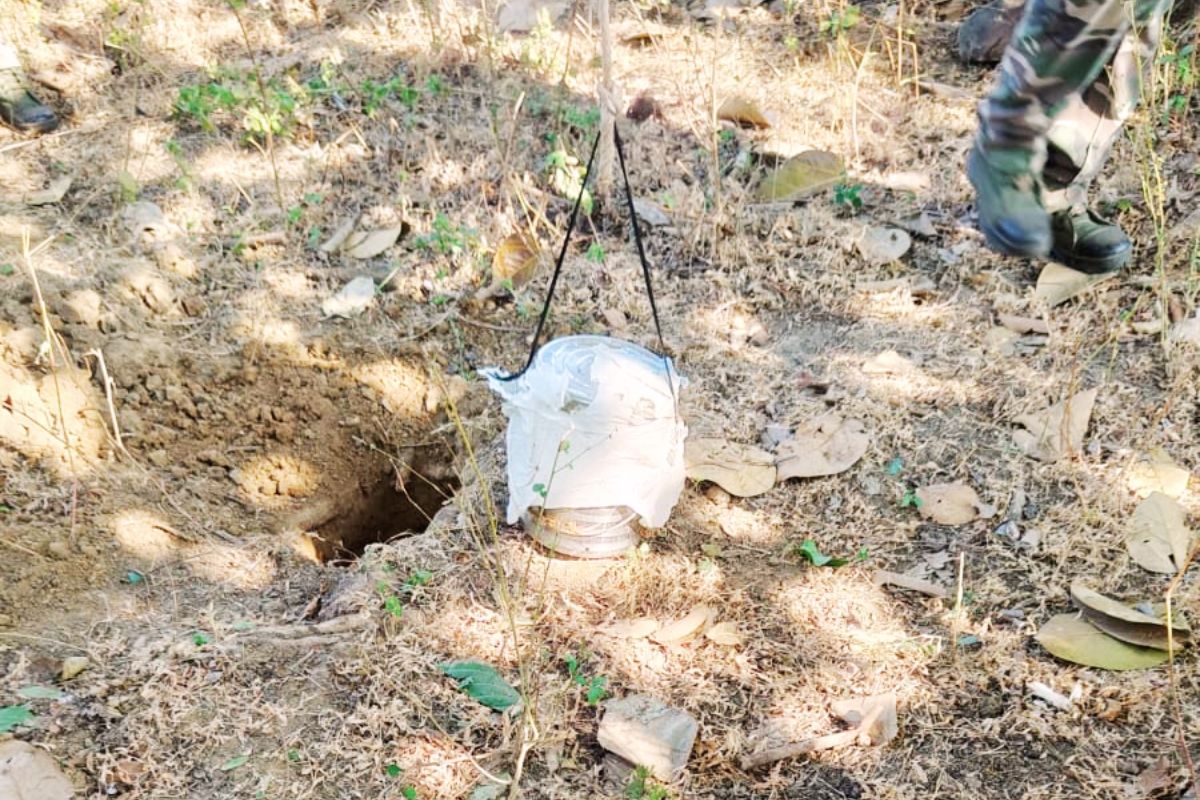 नक्सलियों की साजिश नाकाम, दूधिया जंगल से मिला 8 किलो का लैंडमाइन और देशी कट्टा