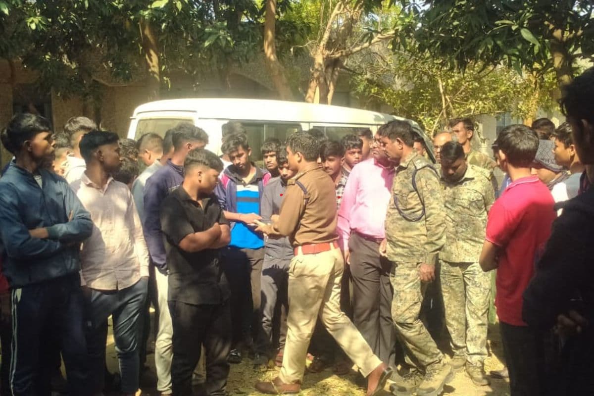 Jharkhand News: गिरिडीह के नवोदय विद्यालय के छात्र का पेड़ से झूलता मिला शव, परिजनों ने लगाया हत्या का आरोप