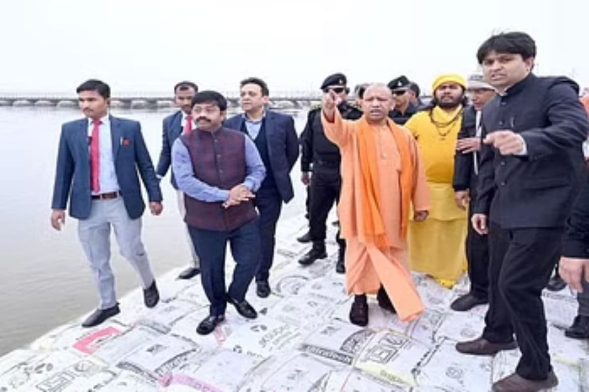 Mahakumbh: भगदड़ के बाद दुर्घटना वाली जगह पहुंचे CM योगी आदित्यनाथ, अधिकारियों की लगाई क्लास