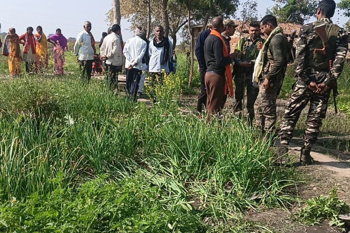 घटनास्थल पर मौजूद पुलिस और स्थानीय लोगों की भीड़ घटनास्थल पर मौजूद पुलिस और स्थानीय लोगों की भीड़