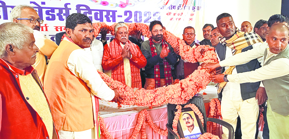फुटपाथ दुकानदारों को बेवजह परेशान करने वाले नपेंगे : मंत्री