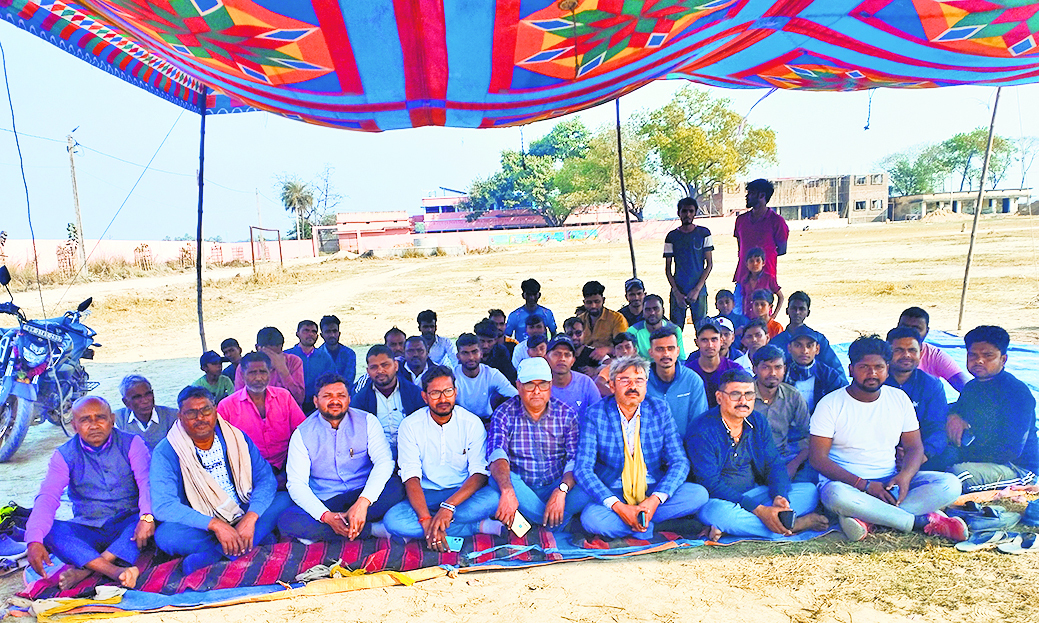 जंदाहा में स्कूल के खेल मैदान को पंचायत सरकार भवन के लिए चिह्नित किये जाने के विरोध में ग्रामीणों ने दिया धरना
