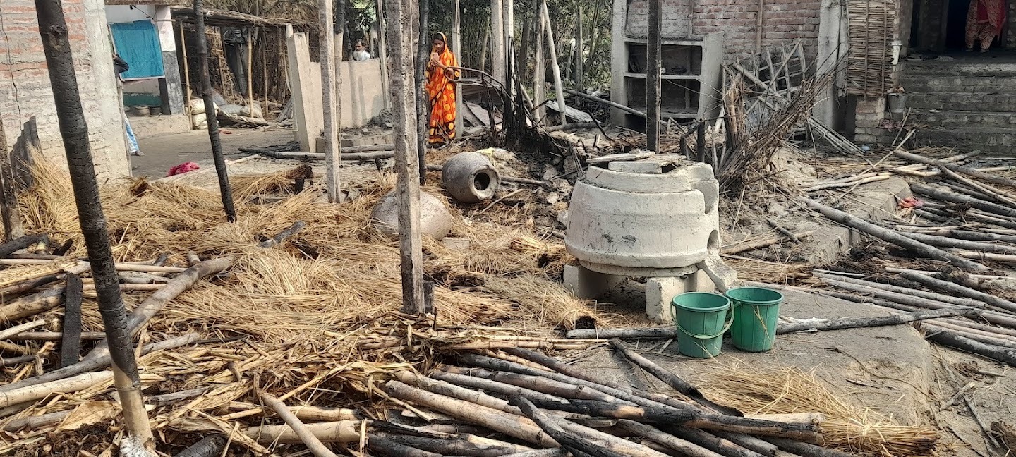 अगलगी में तीन घर जले, कई मवेशियों की मौत