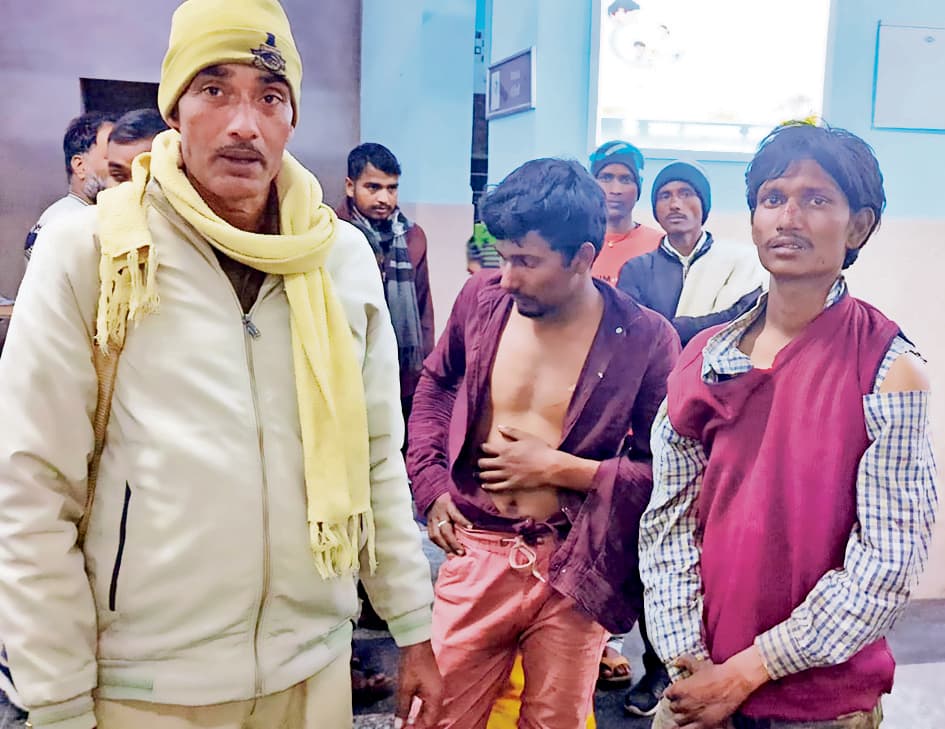 चोरी कर रहे सगे भाइयों को स्थानीय लोगों ने पकड़ की जमकर धुनाई