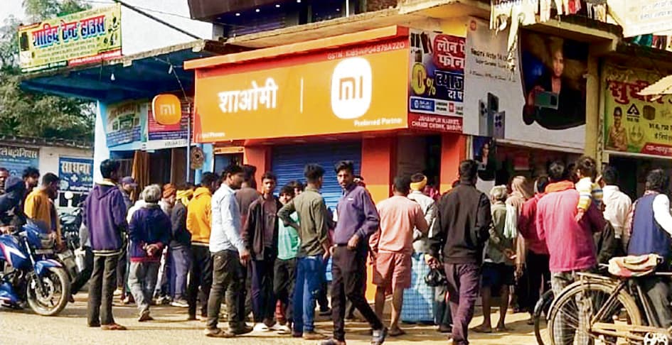 चांदी बाजार में दुकान से 10 लाख रुपये के मोबाइल व 40 हजार नकद की चोरी, हंगामा