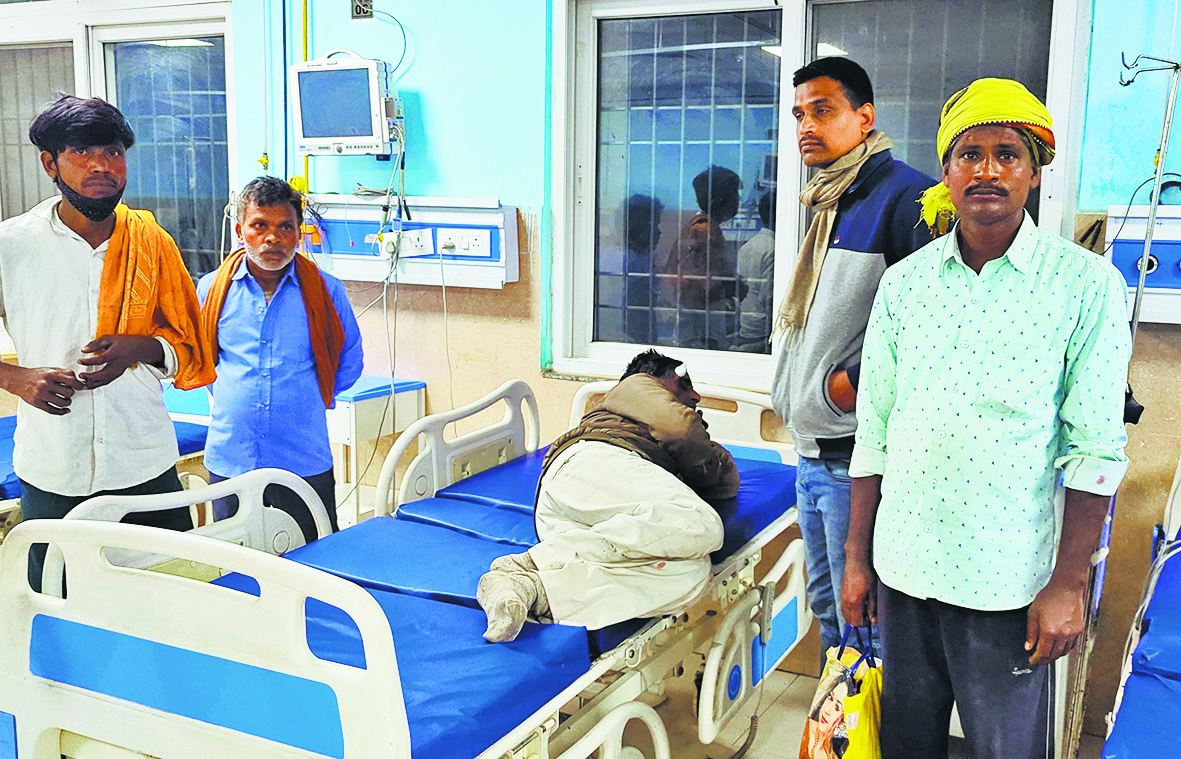ट्रक की टक्कर से इंटर की परीक्षा देकर लौट रहीं दो बहनों की मौत, पिता घायल