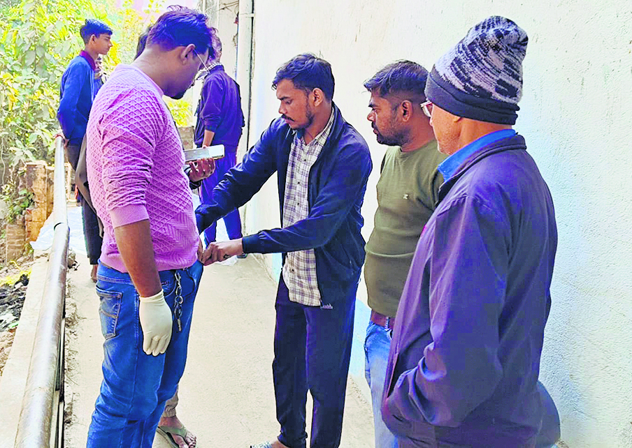 सड़क हादसे में रिटायर्ड सार्जेंट की मौत, बहन सहित चार जख्मी