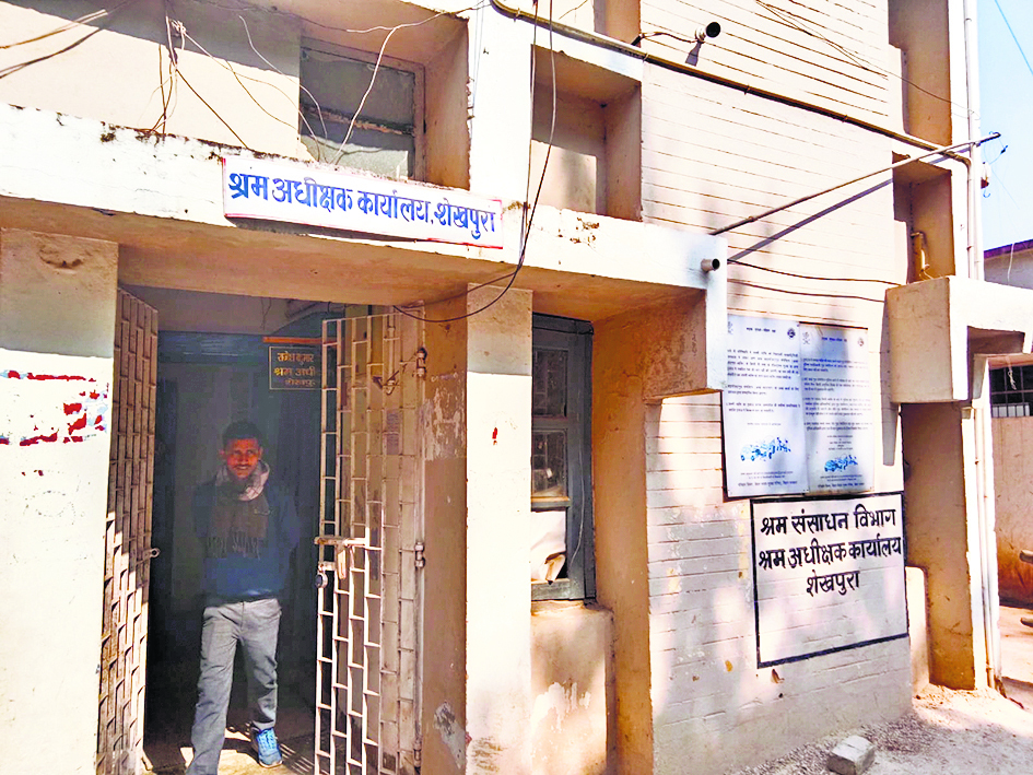 श्रम विभाग का धावा दल भवन निर्माण का कर रहा सर्वेक्षण