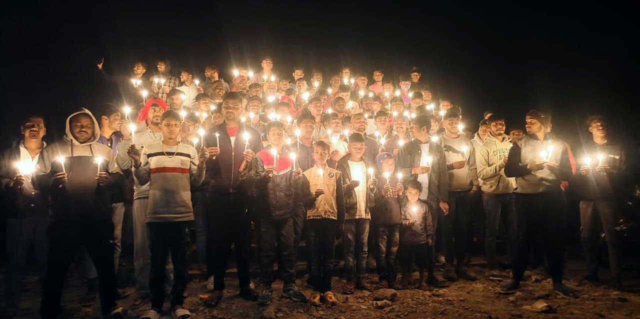 पुलवामा के वीर शहीदों को कैंडल जलाकर दी श्रद्धांजलि