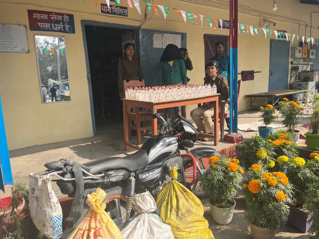 416 बोतल नेपाली शराब और बाइक जब्त, एक युवक गिरफ्तार