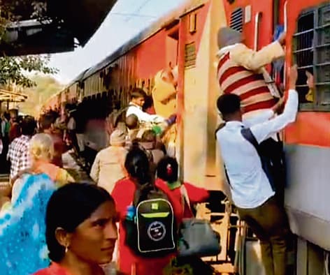 मगध एक्सप्रेस में चढ़ने को लेकर मारामारी, एक जख्मी