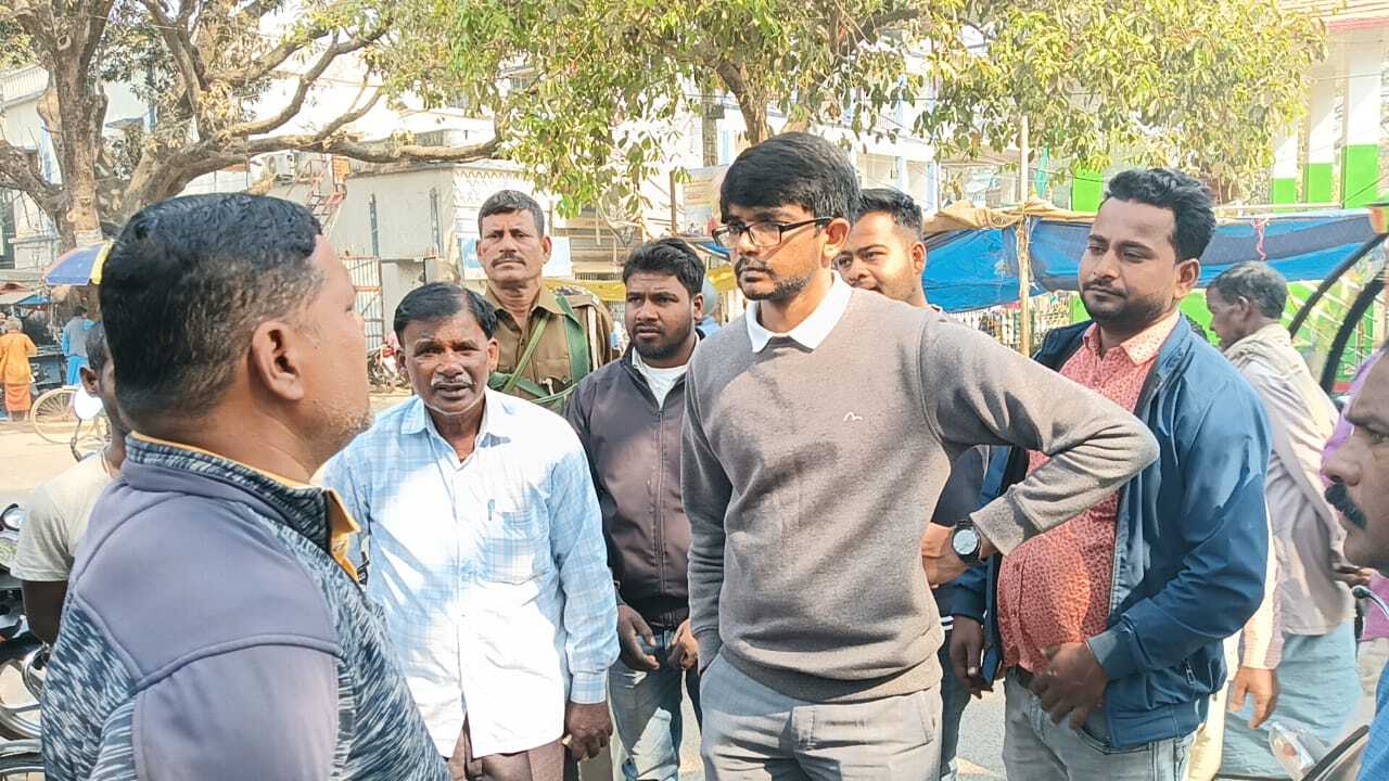नपं के ईओ ने अतिक्रमण के लिए दुकानदारों को लगायी फटकार