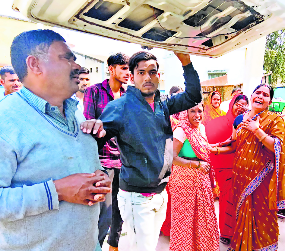ट्रक ने दंपति को मारी टक्कर, महिला की मौत