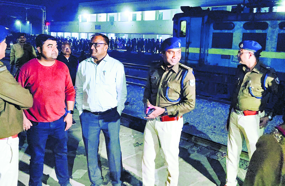 जिला प्रशासन कर रहा ट्रेनों में भीड़ कंट्रोल