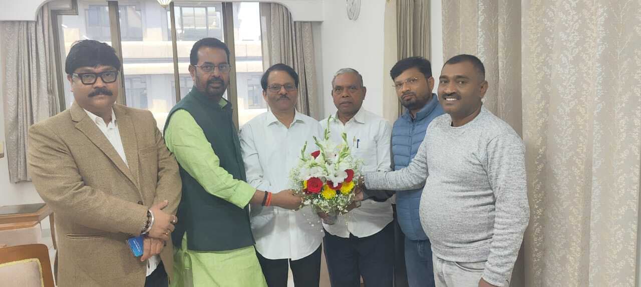 Political News : कांग्रेस प्रभारी से मिले अध्यक्ष, गिनाये काम, 23 को मंत्री-विधायकों से मिलेंगे Political News : कांग्रेस प्रभारी से मिले अध्यक्ष, गिनाये काम, 23 को मंत्री-विधायकों से मिलेंगे
