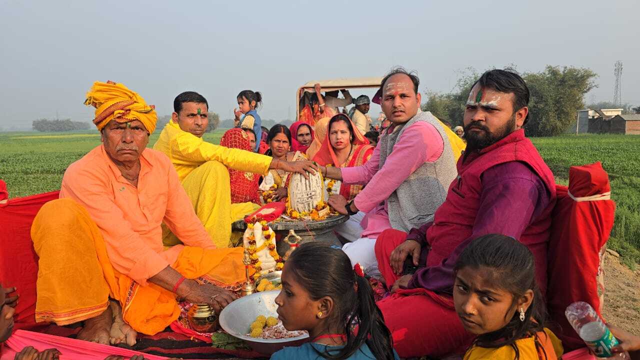 शिवलिंग स्थापना को लेकर निकली शोभायात्रा