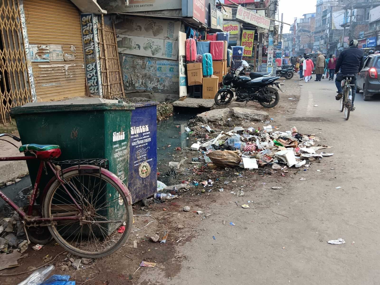 जगह-जगह फैला कचरे का ढ़ेर, स्वच्छता व्यवस्था की खोल रही पोल
