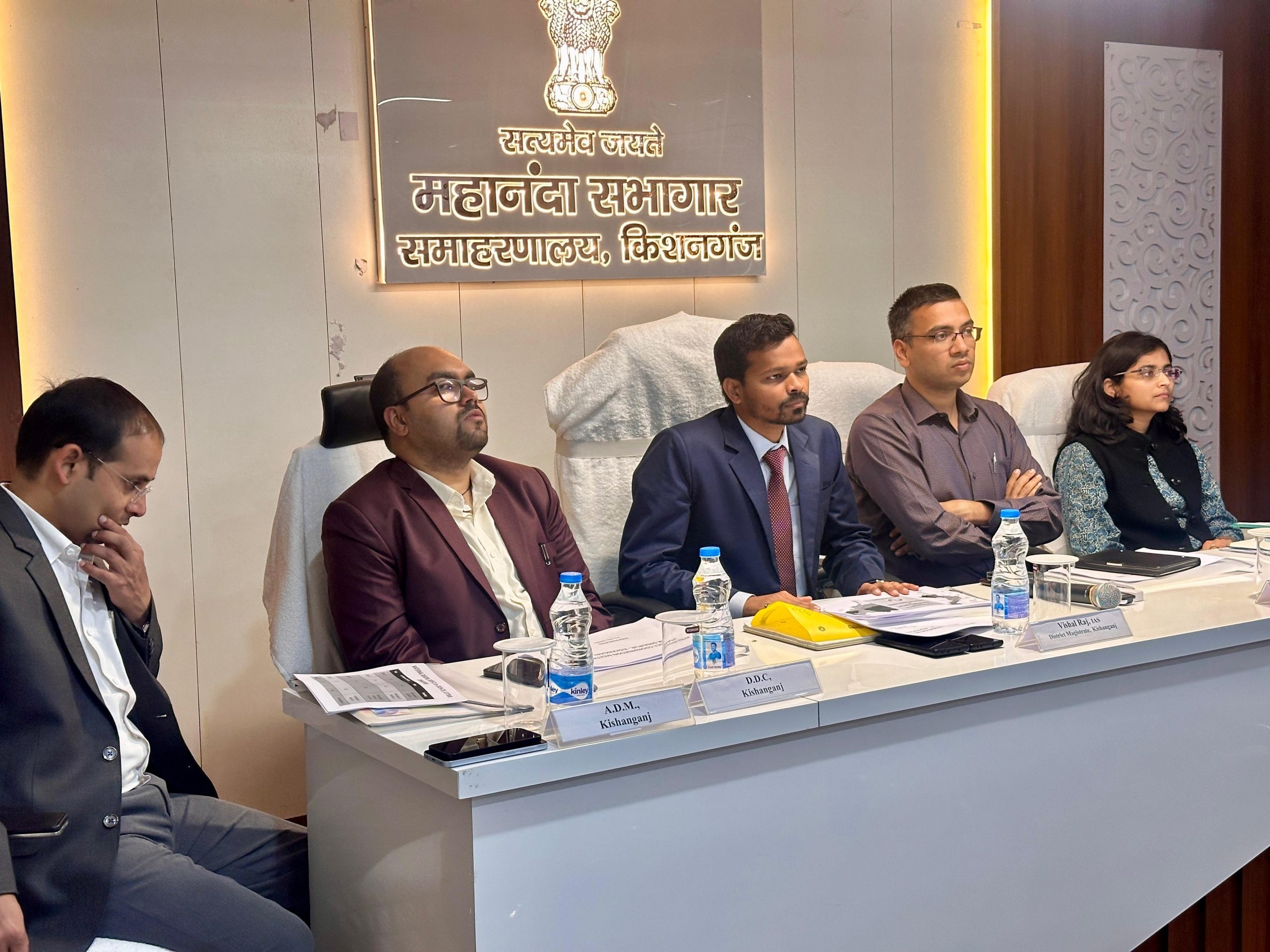 स्वास्थ्य सेवाओं के बेहतर संचालन के लिए आपसी समन्वय के साथ किशनगंज-उत्तर दिनाजपुर जिलों के स्वास्थ्य कर्मी करें कार्य – डीएम