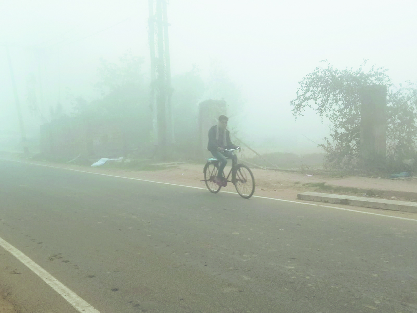 अचानक घना कोहरा छा जाने से झेलनी पड़ी परेशानी
