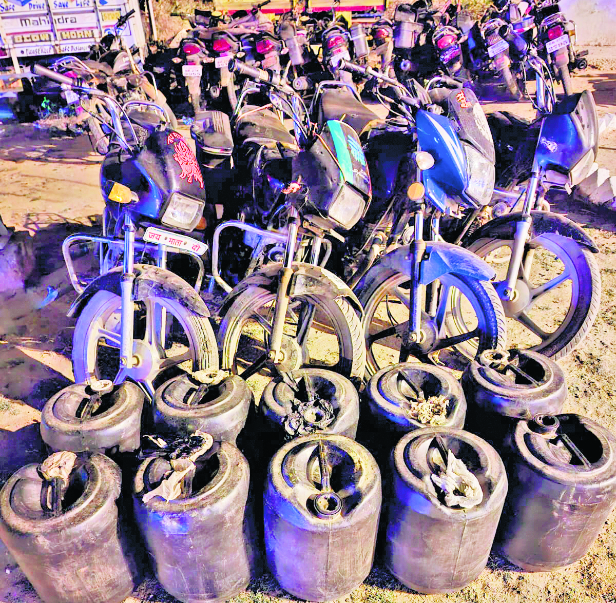 जामुनदाहा जंगल के रास्ते से चार बाइकों पर लदी 300 लीटर शराब जब्त