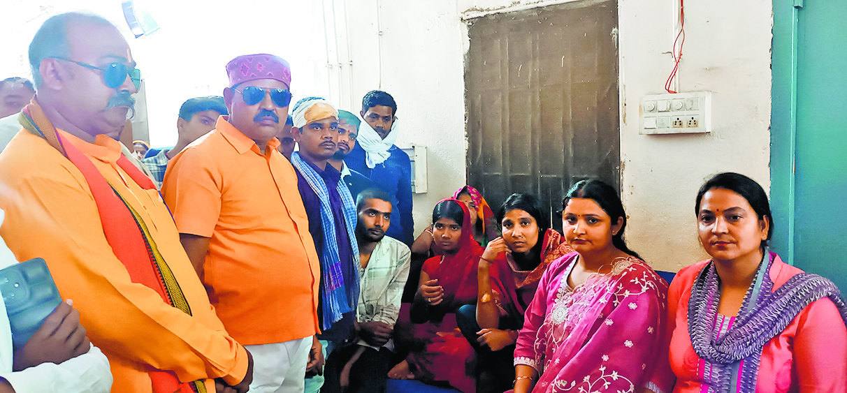 पड़रिया गांव के पीड़ित परिवार से मिलने पहुंची पटना की टीम