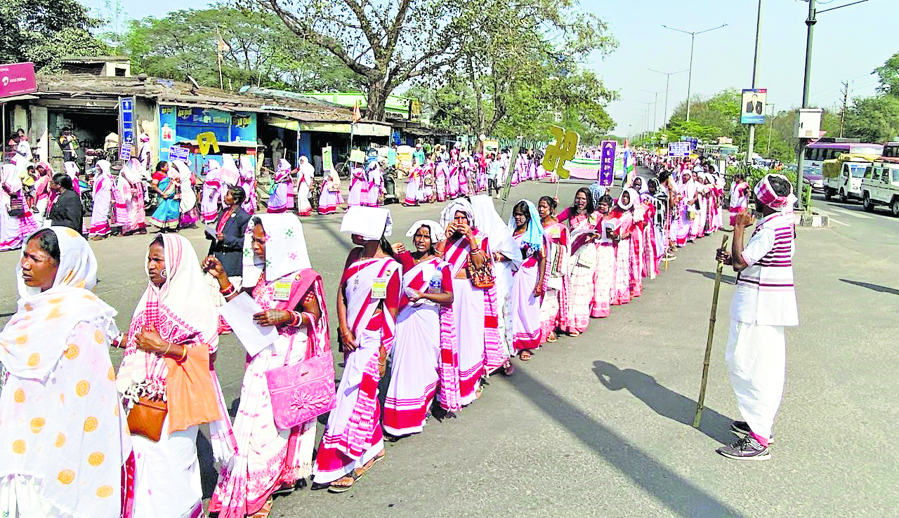 Rourkela News: अखिल भारतीय कुड़ुख पाड़हा युवक संघ ने कुड़ुख भाषा व बन्ना लिपि को संवैधानिक मान्यता देने की मांग पर सौंपा ज्ञापन Rourkela News: अखिल भारतीय कुड़ुख पाड़हा युवक संघ ने कुड़ुख भाषा व बन्ना लिपि को संवैधानिक मान्यता देने की मांग पर सौंपा ज्ञापन