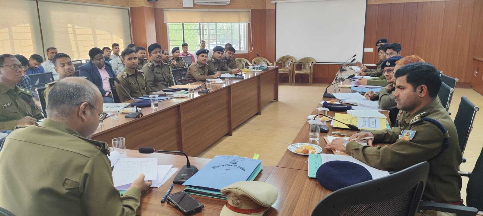 थाना में लंबित मामले को जल्द निपटायें थानेदार : एसपी
