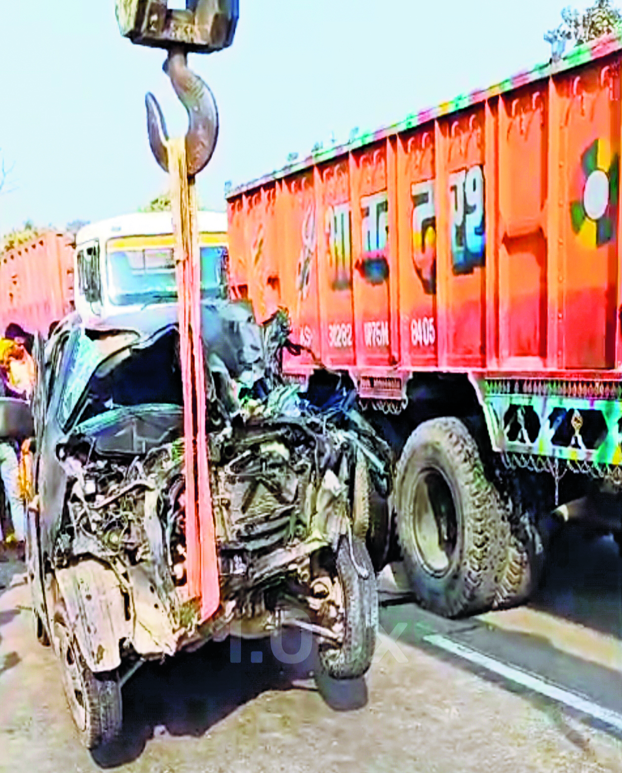 महाकुंभ से लौट रही कार चलती ट्रक से टकरायी, तीन महिलाएं समेत पांच जख्मी