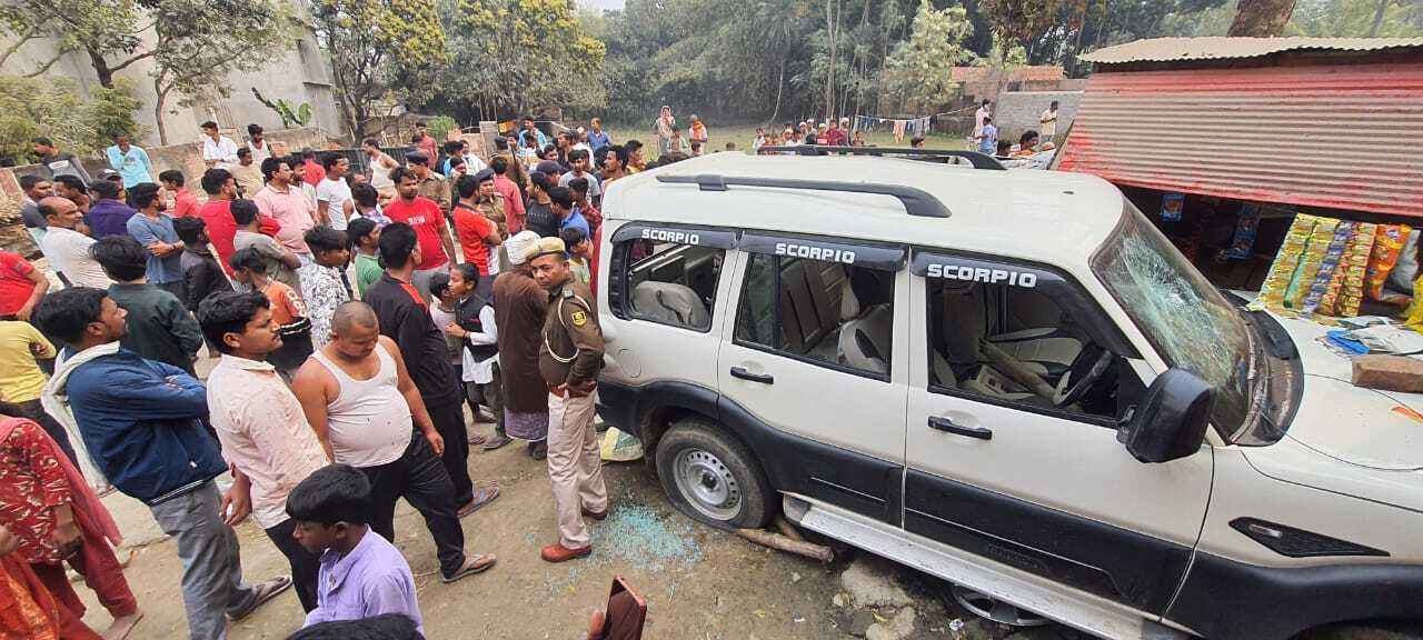 अनियंत्रित स्कॉर्पियो महिला व बच्चे को टक्कर मारते राशन की दुकान में घुसी
