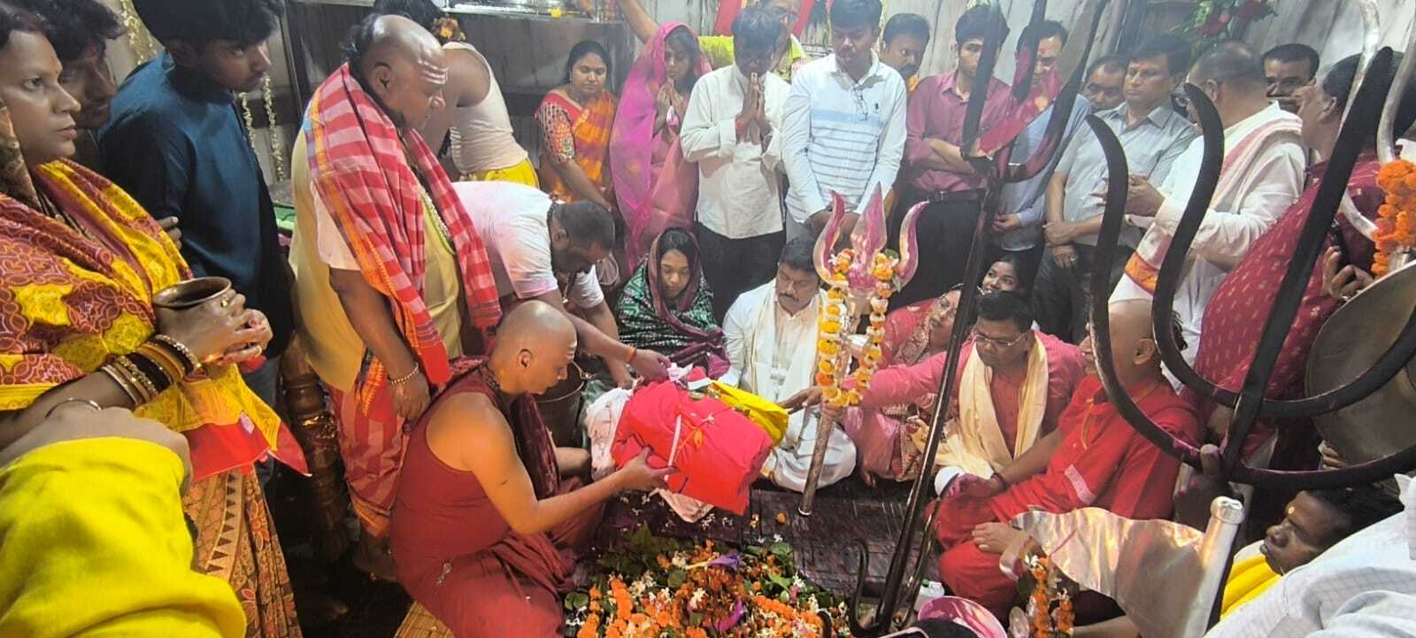 गर्भगृह में पंचशूल व त्रिशूल की हुई विशेष पूजा-अर्चना