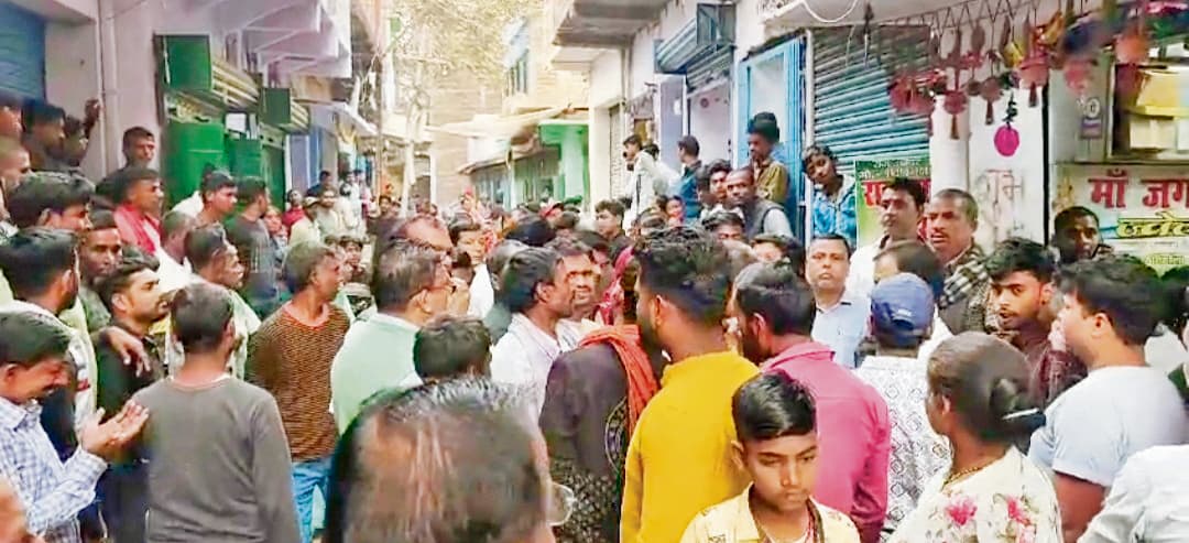 परवलपुर में दिनदहाड़े ज्वेलरी दुकान से 10 लाख की लूट