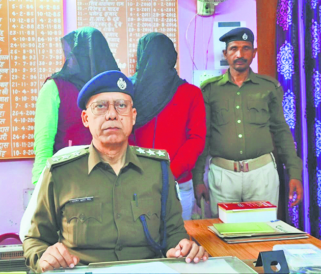 बैंक में ग्राहकों से हेराफेरी करते दो लोग धराये, 63 हजार पांच सौ रुपये बरामद