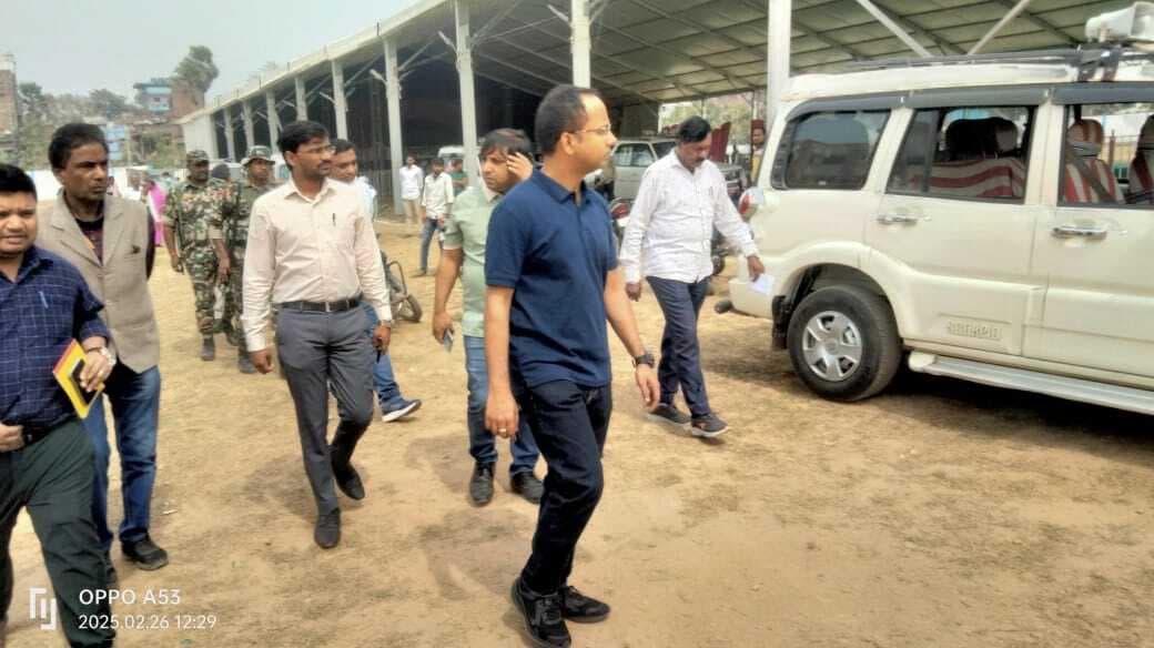 हरिशचंद्र स्टेडियम का निरीक्षण कर डीएम ने परखी महोत्सव की तैयारी