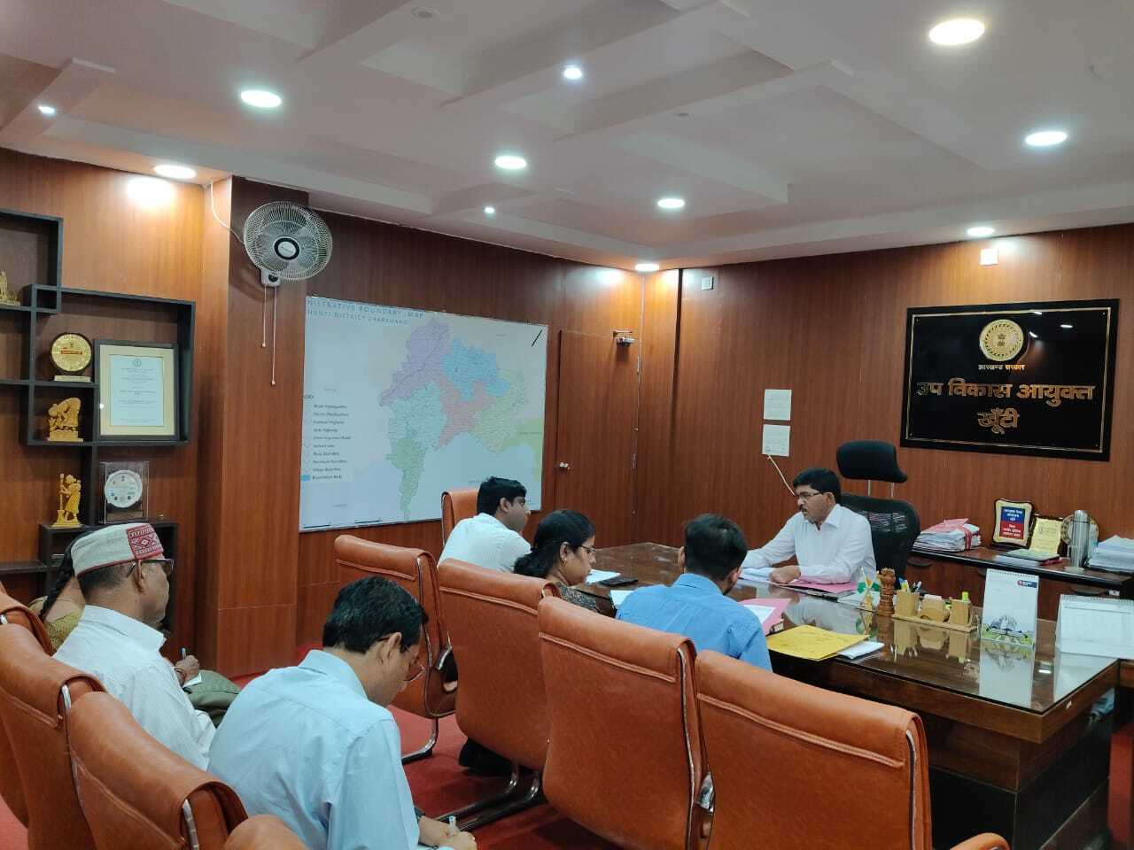 डीडीसी ने शिक्षा विभाग की योजनाओं की समीक्षा की