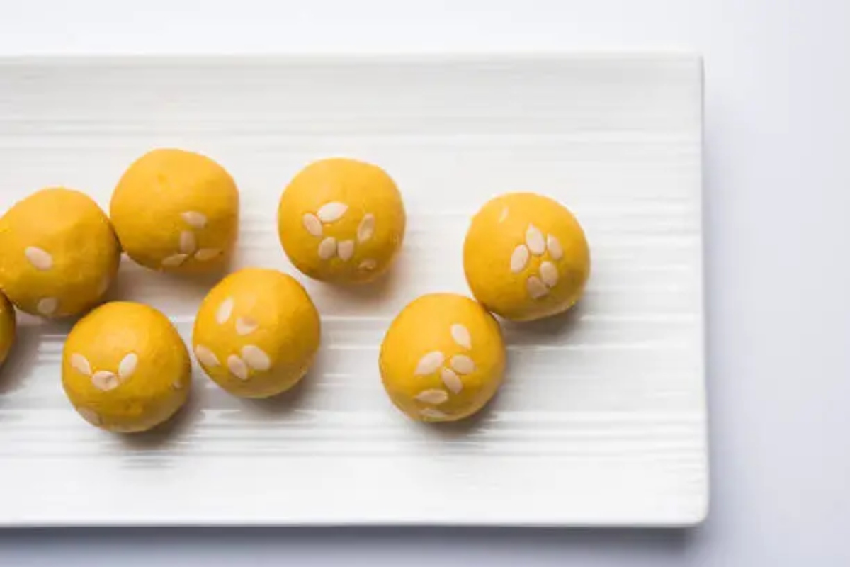 Besan ke Ladoo Recipe: बसंत पंचमी पर भगवती सरस्वती को अर्पित करें घर के बने बेसन के लड्डू