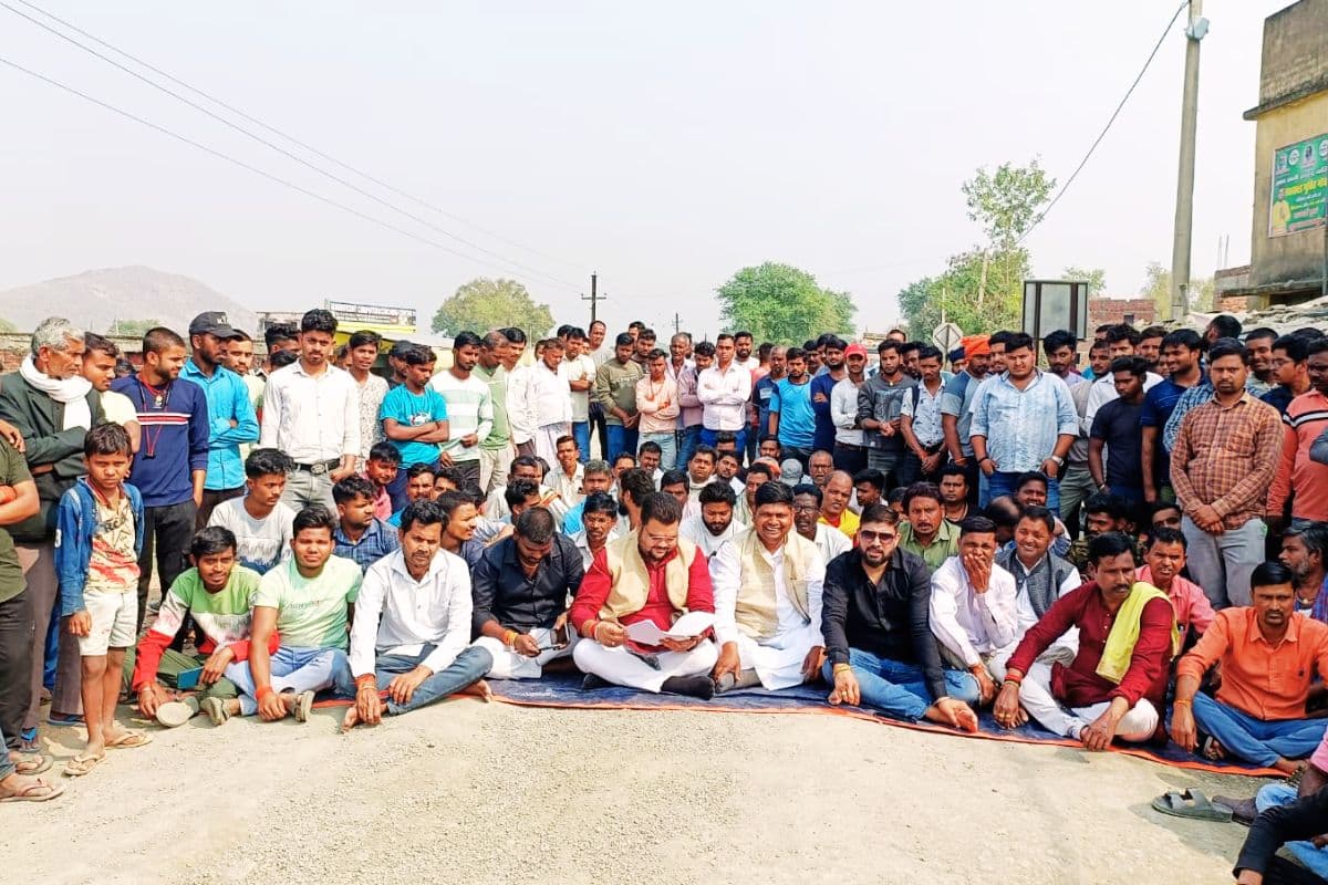 हरिहरगंज में सड़क हादसे में युवक की मौत के एक दिन बाद रोड जाम, 20 लाख मुआवजे की मांग, देखें Video