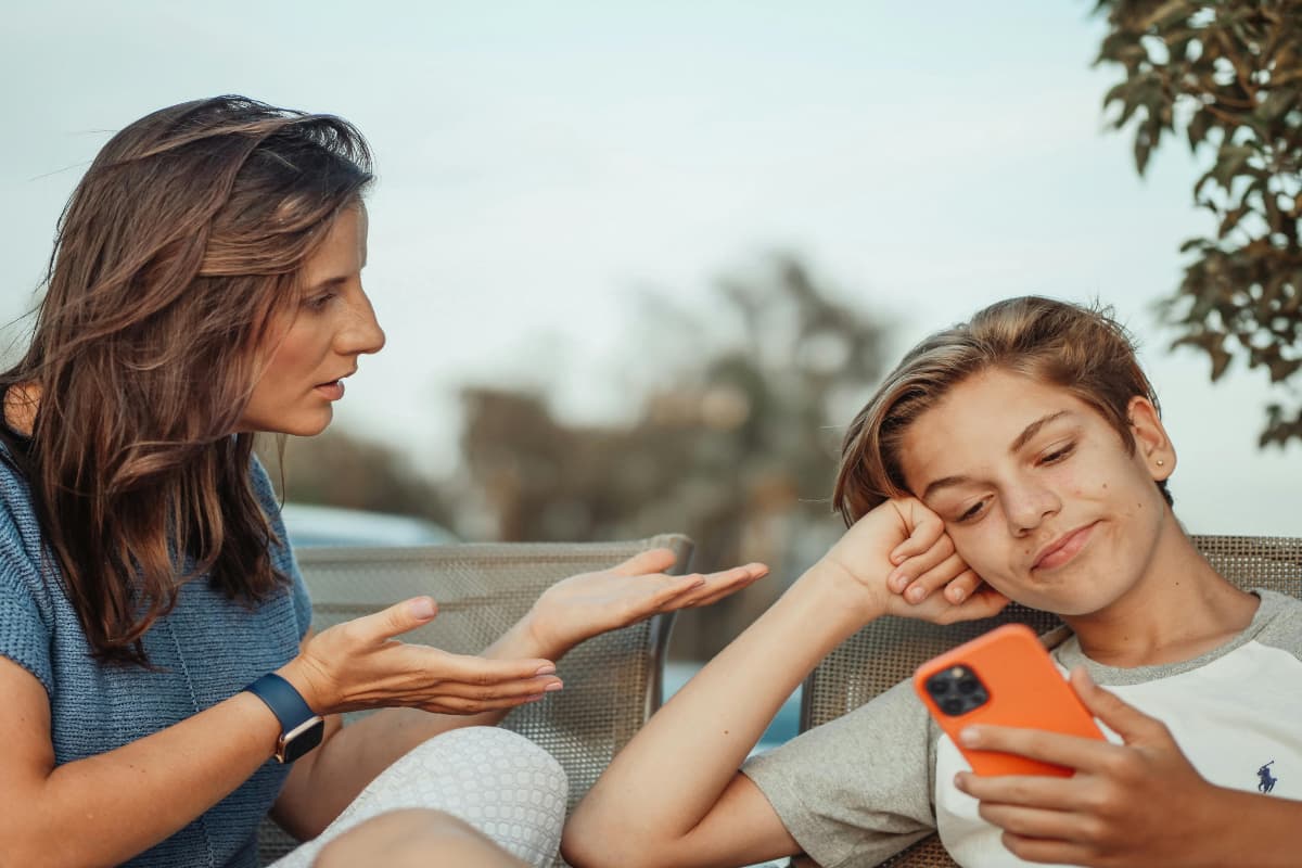 Parenting Tips: मां की इन गलतियों की सजा भुगतते हैं बच्चे, दिल और दिमाग पर पड़ता है बुरा असर