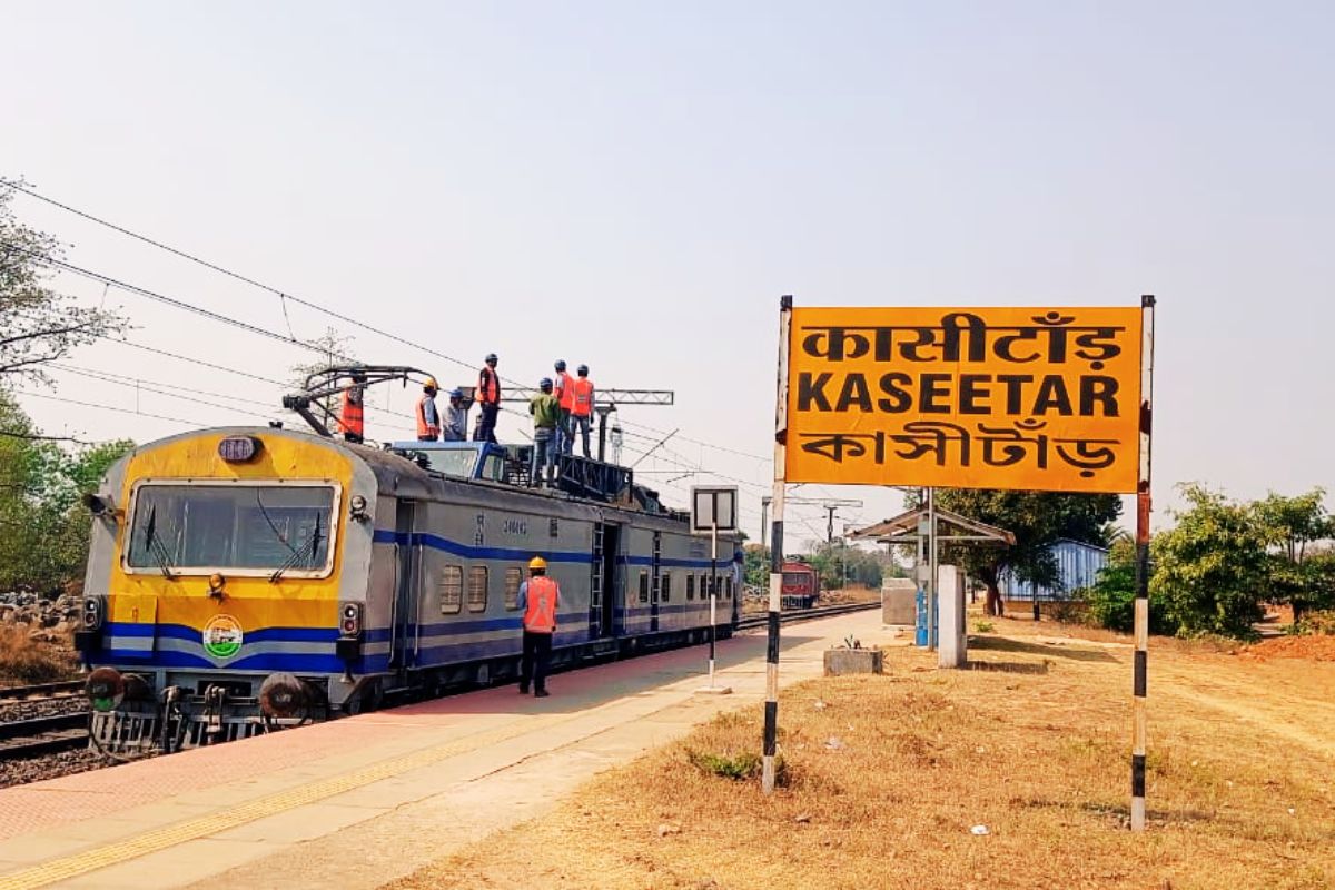 वंदे भारत के आने से पहले हावड़ा-नयी दिल्ली रेलखंड के इस स्टेशन पर गिरा ओवरहेड तार, 3 घंटे बाधित रही सेवा