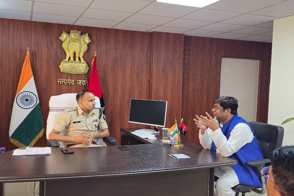 Bihar News: एसएसपी से मिले मुकेश सहनी, कमलेश के हत्यारे को सजा दिलाने की मांग Bihar News: एसएसपी से मिले मुकेश सहनी, कमलेश के हत्यारे को सजा दिलाने की मांग