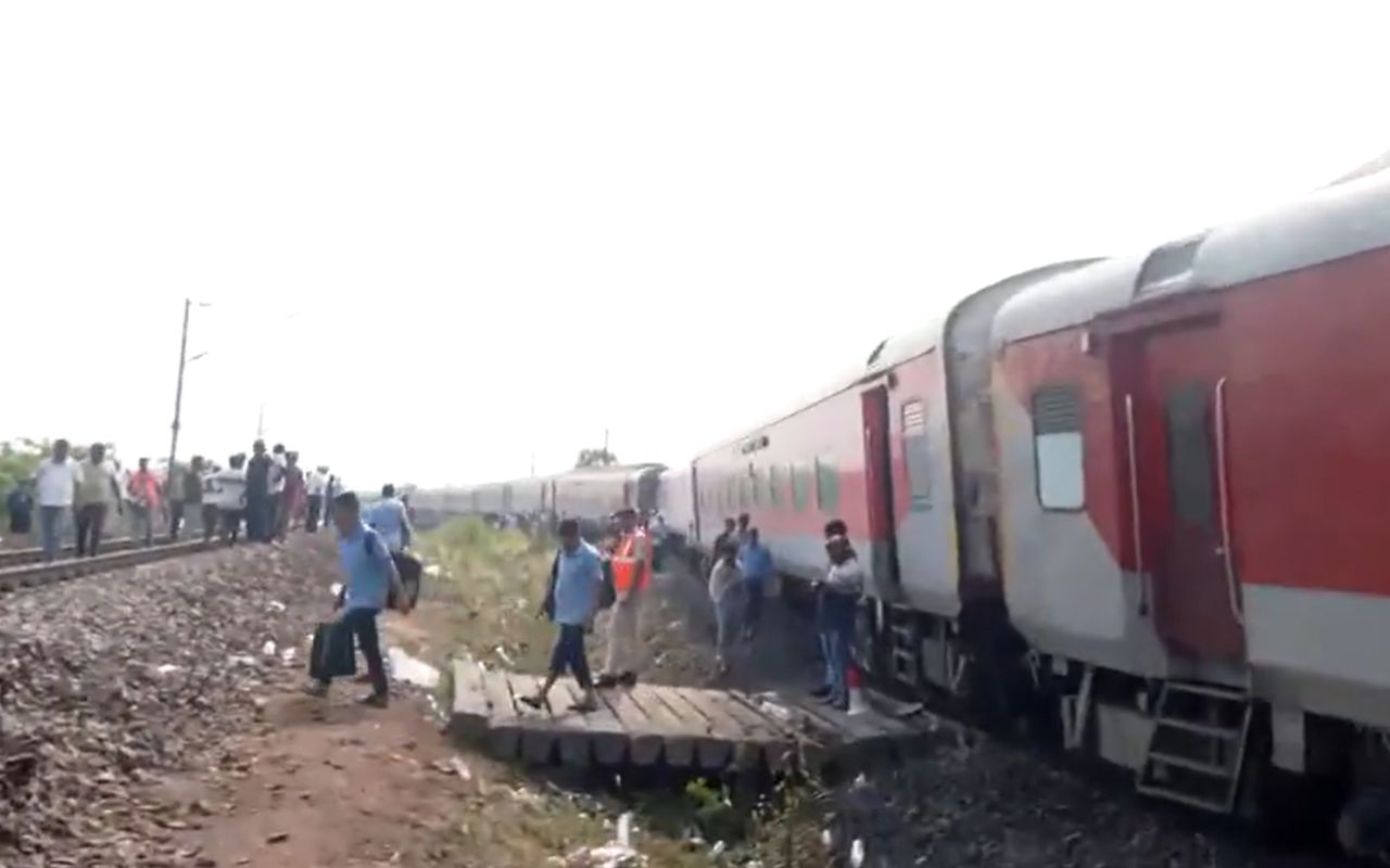 Train Accident: ओडिशा दुर्घटनाग्रस्त ट्रेन में कटिहार रेल मंडल के 204 यात्री थे सवार, किशनगंज और बारसोई में खोला गया हेल्पलाइन सेंटर Train Accident: ओडिशा दुर्घटनाग्रस्त ट्रेन में कटिहार रेल मंडल के 204 यात्री थे सवार, किशनगंज और बारसोई में खोला गया हेल्पलाइन सेंटर