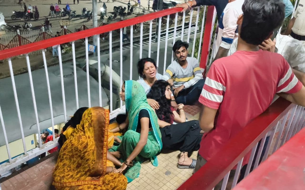 Bihar Crime: बिहार के आरा स्टेशन पर ट्रिपल मर्डर, तीन लोगों की सरेआम गोली मारकर हत्या Bihar Crime: बिहार के आरा स्टेशन पर ट्रिपल मर्डर, तीन लोगों की सरेआम गोली मारकर हत्या
