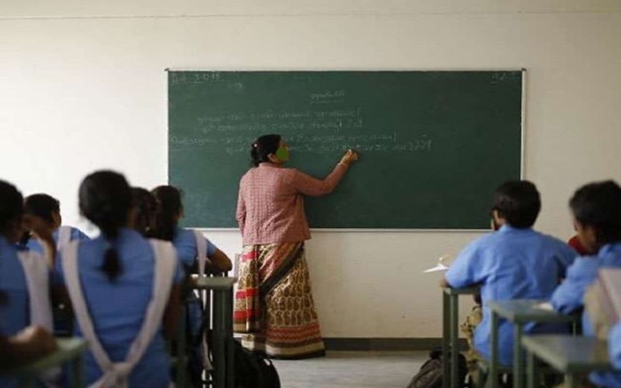 Bihar News: अररिया में दो मासूम बच्चों को छोड़कर प्रेमी संग शिक्षिका हुई फरार, पीड़ित पति की बात सुनकर हैरान हुई पुलिस Bihar News: अररिया में दो मासूम बच्चों को छोड़कर प्रेमी संग शिक्षिका हुई फरार, पीड़ित पति की बात सुनकर हैरान हुई पुलिस