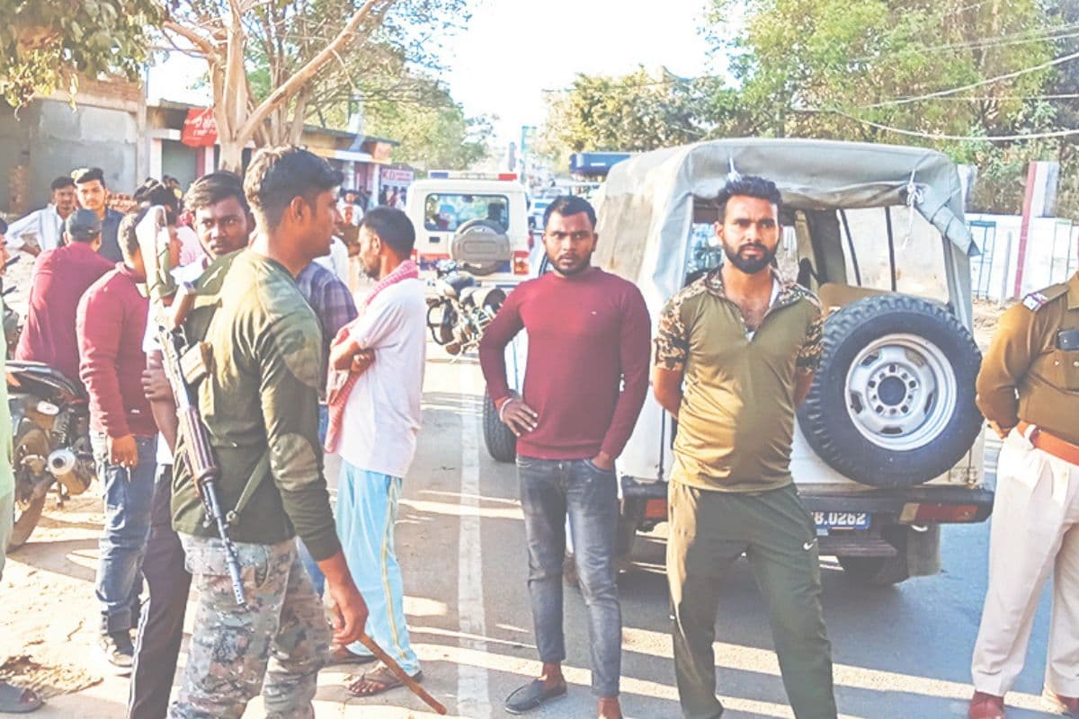 घटनास्थल पर मौजूद भीड़ घटनास्थल पर मौजूद भीड़