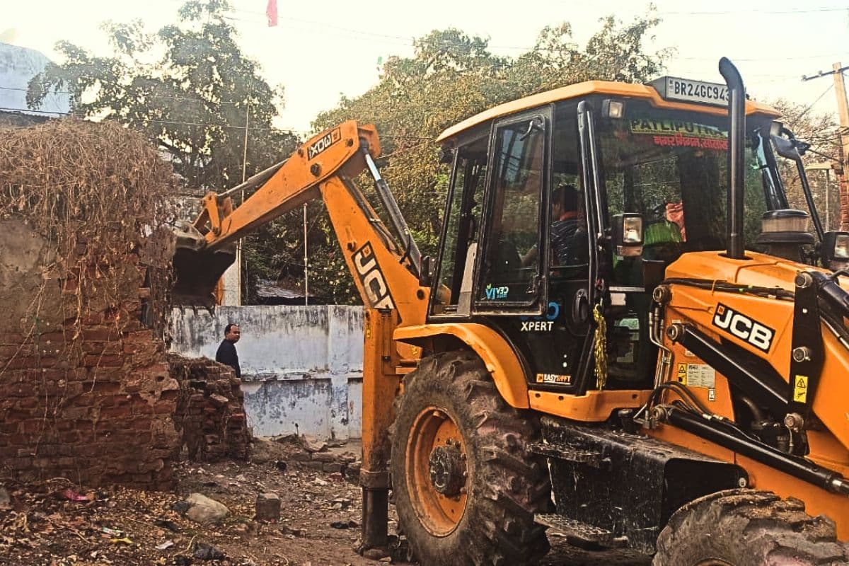 सासाराम में बुलडोजर एक्शन का वीडियो देखिए, 40 साल से अतिक्रमण वाली जगह पर हुई कार्रवाई