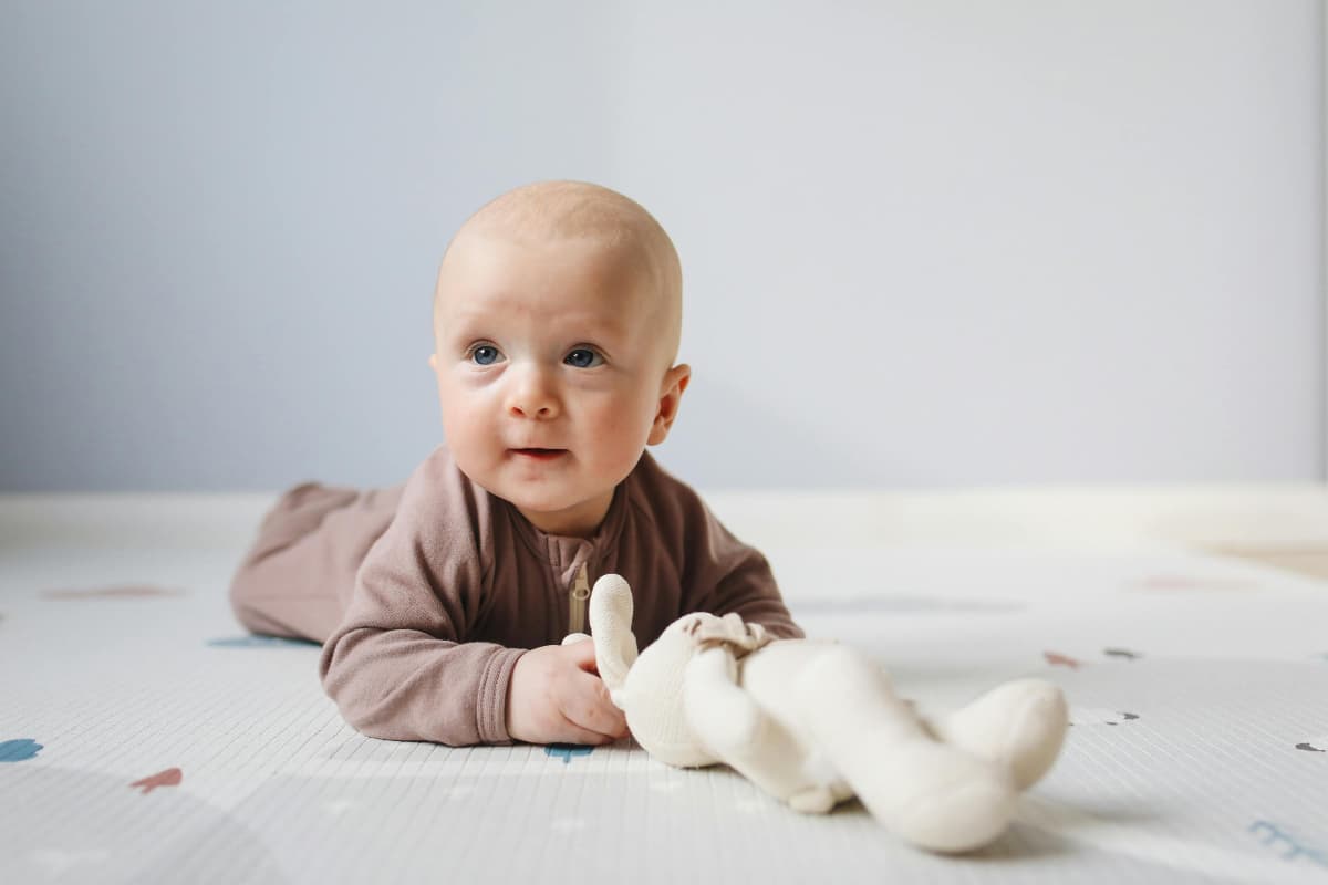 Baby Names: आपके घर के चिराग के लिए कहीं नहीं मिलने वाले इनसे ज्यादा हटकर नाम, अर्थ जानकार चेहरे पर आ जाएगी मुस्कान