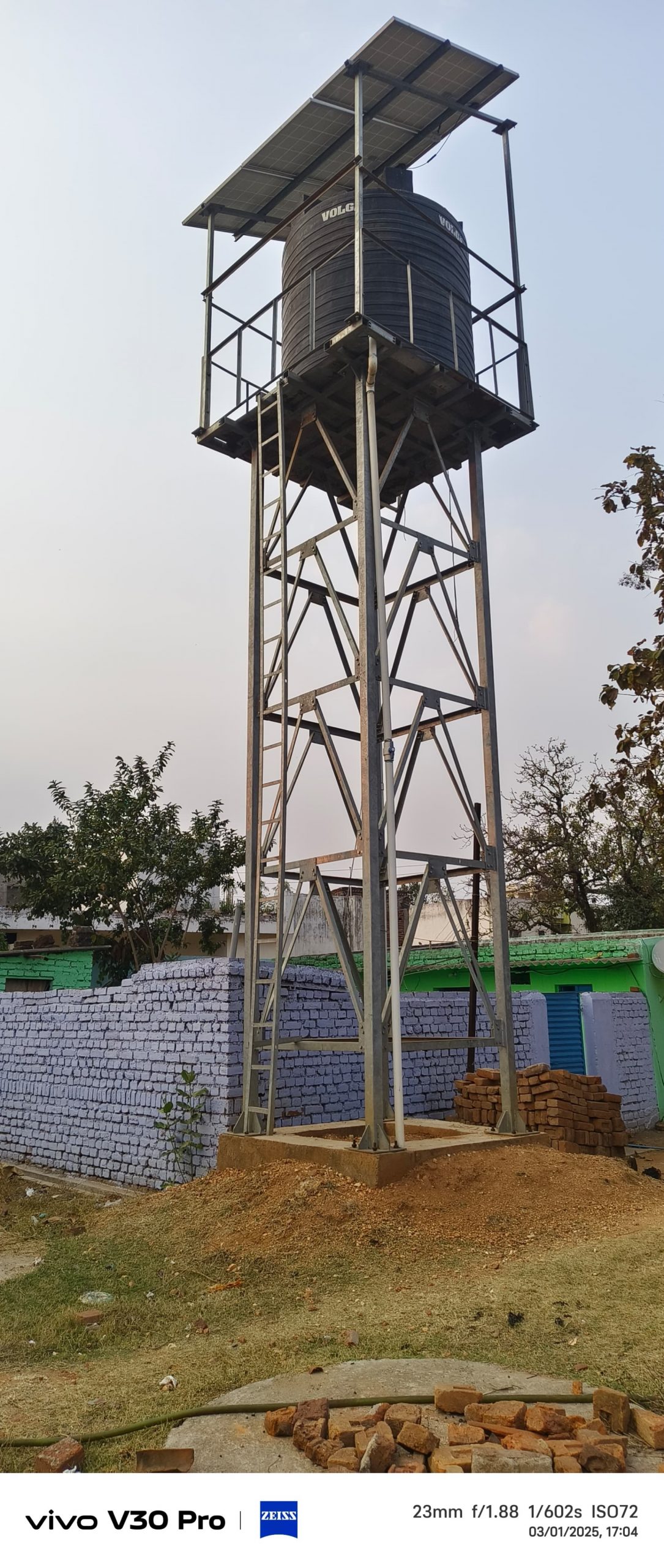 सोलर जलमीनार को शुरू कराने की मांग
