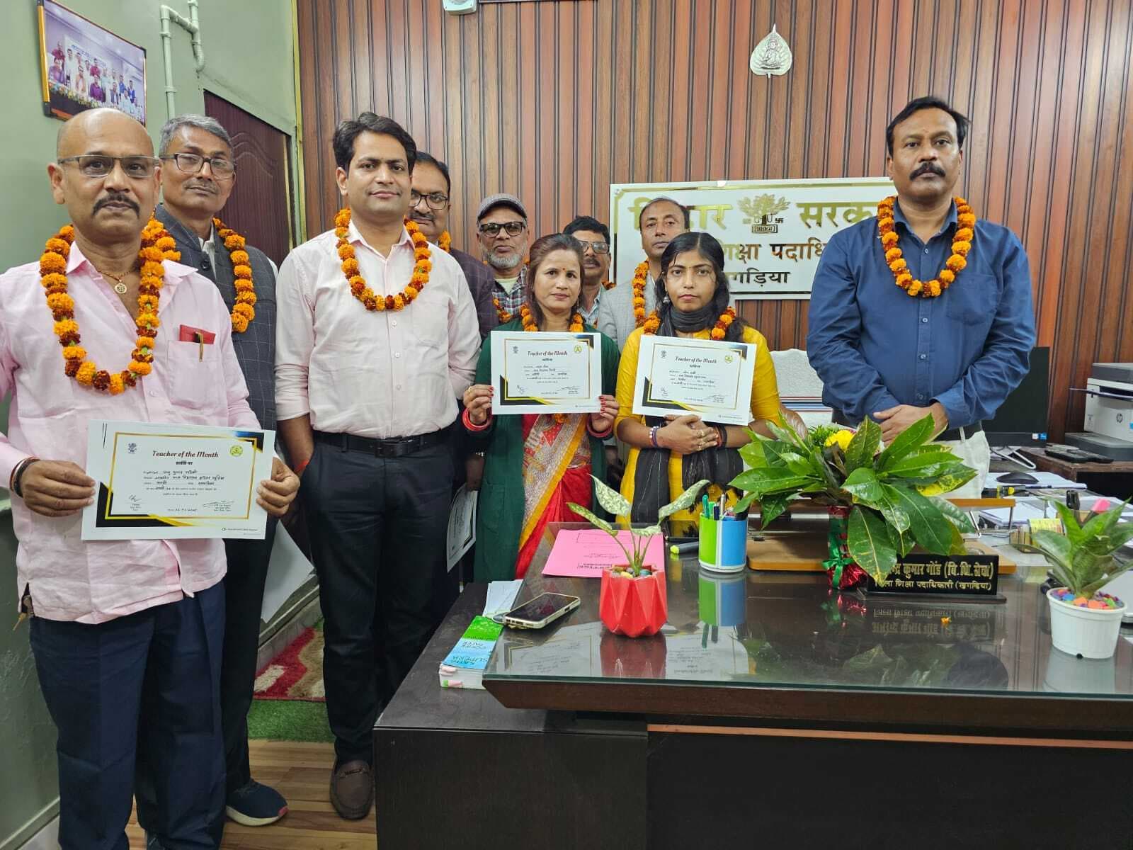 डीईओ ने टीचर ऑफ द मंथ अवार्ड से आठ शिक्षक को किया सम्मानित