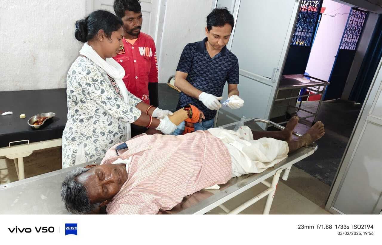 टोटो पलटने से तीन लोग घायल, हायर सेंटर रेफर